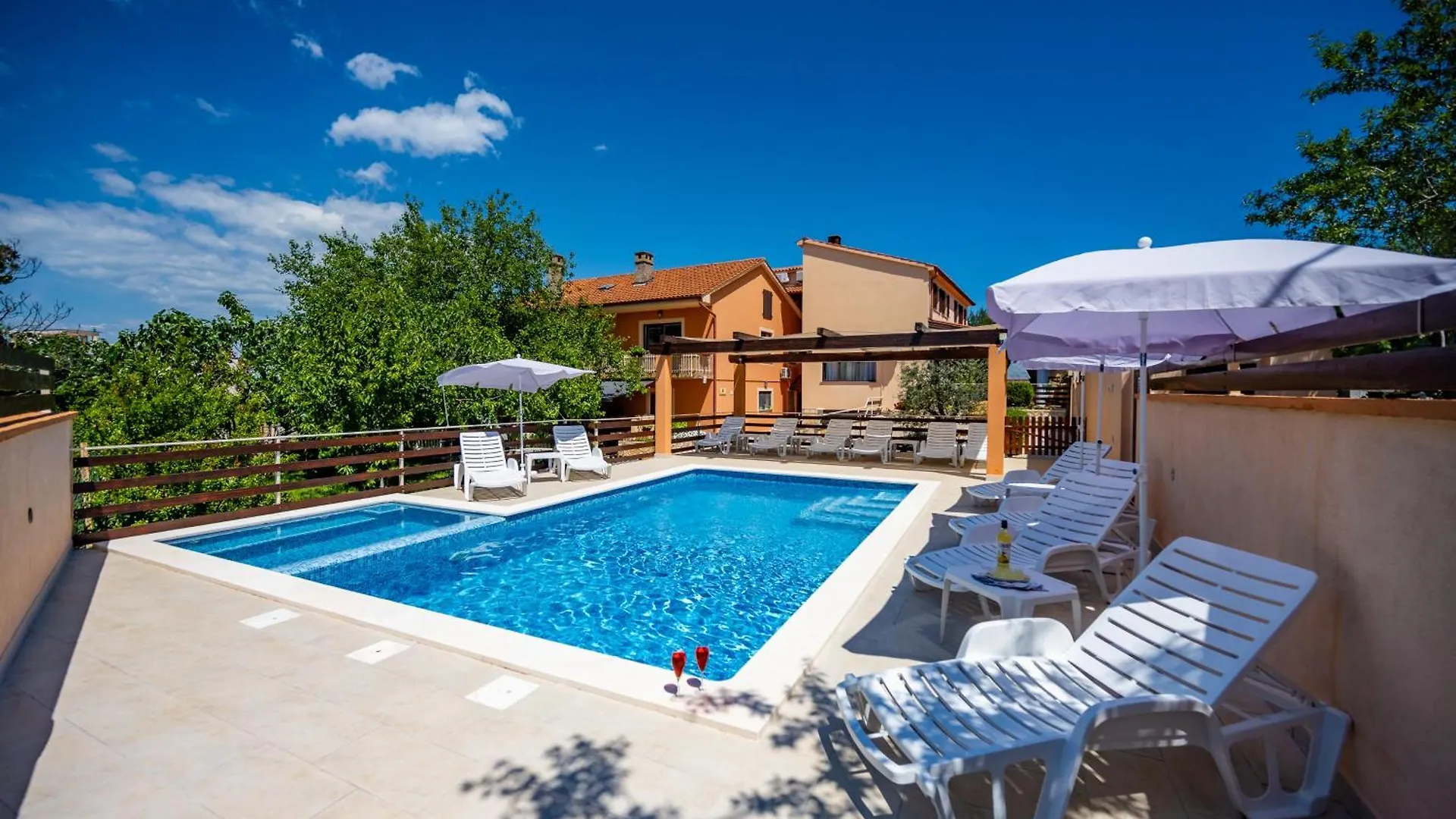 E-M Apartments With Private Pool Vinkuran