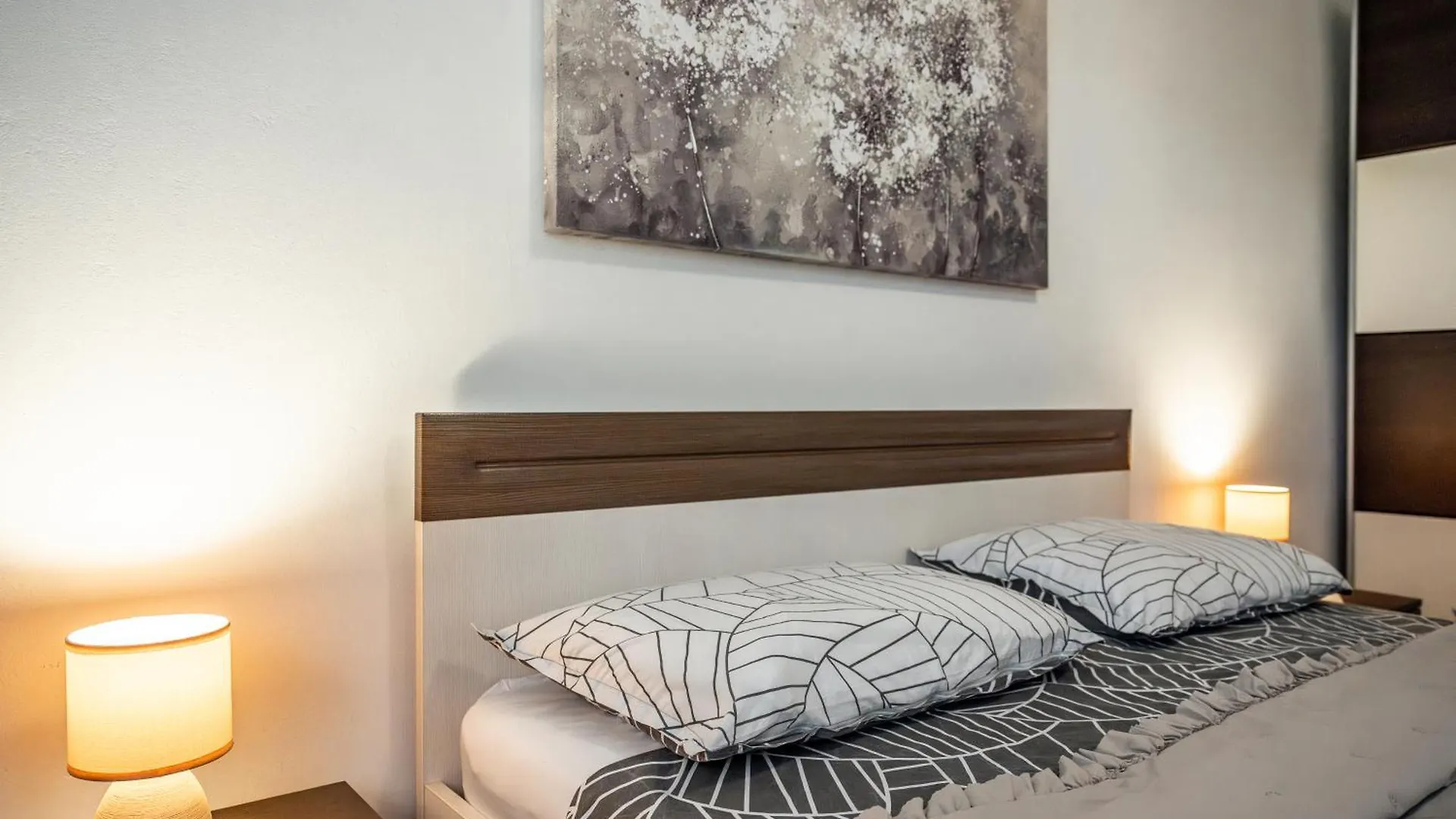 E-M Apartments With Private Pool Vinkuran
