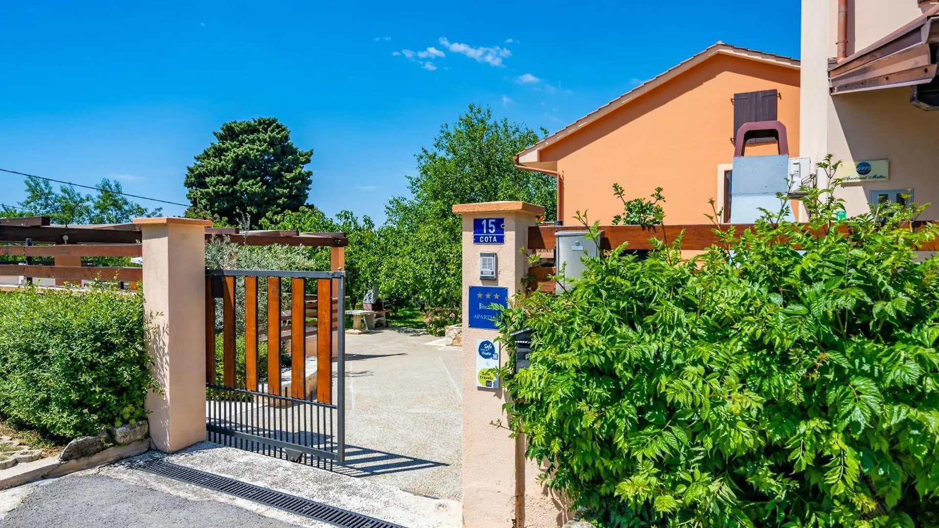 E-M Apartments With Private Pool Vinkuran Gasthof