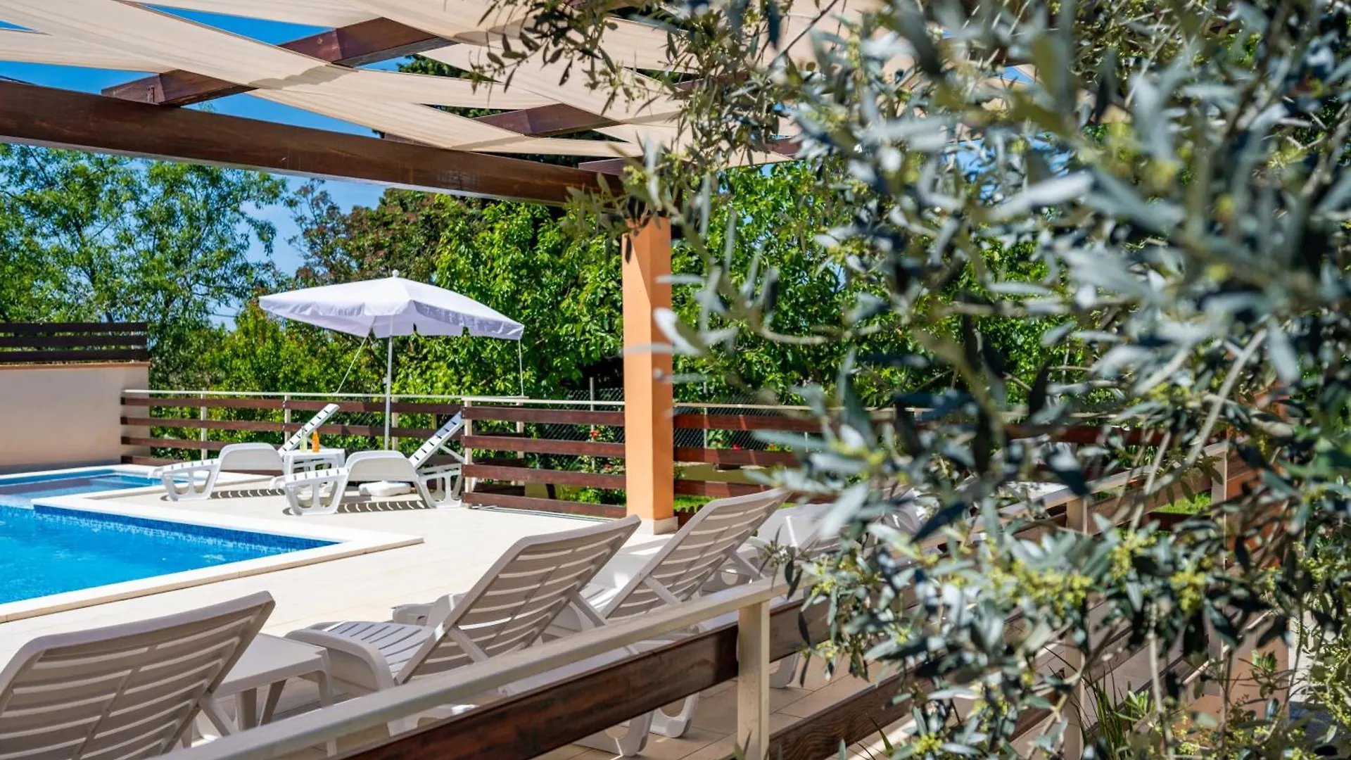 E-M Apartments With Private Pool Vinkuran Gasthof