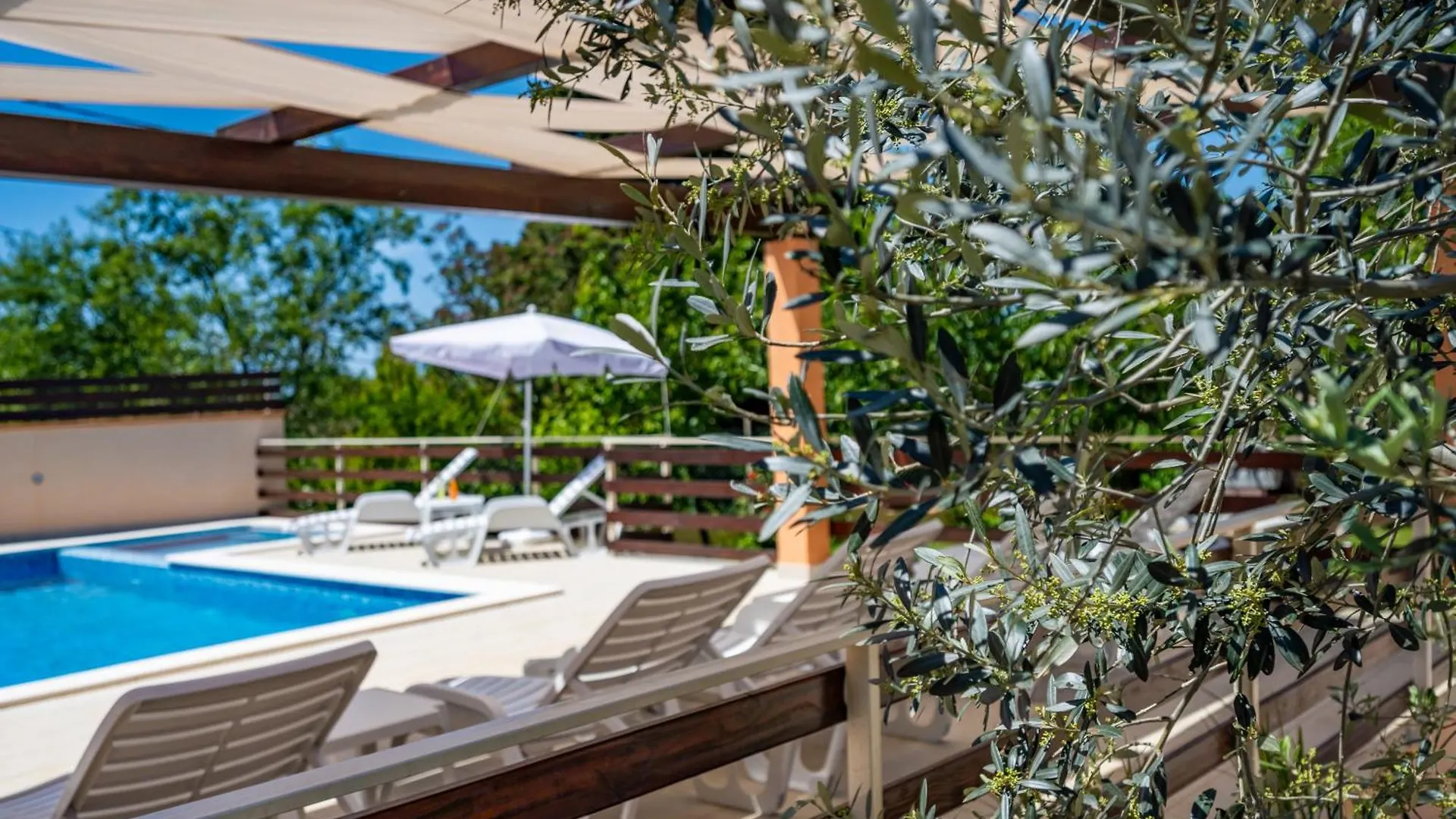 E-M Apartments With Private Pool Vinkuran